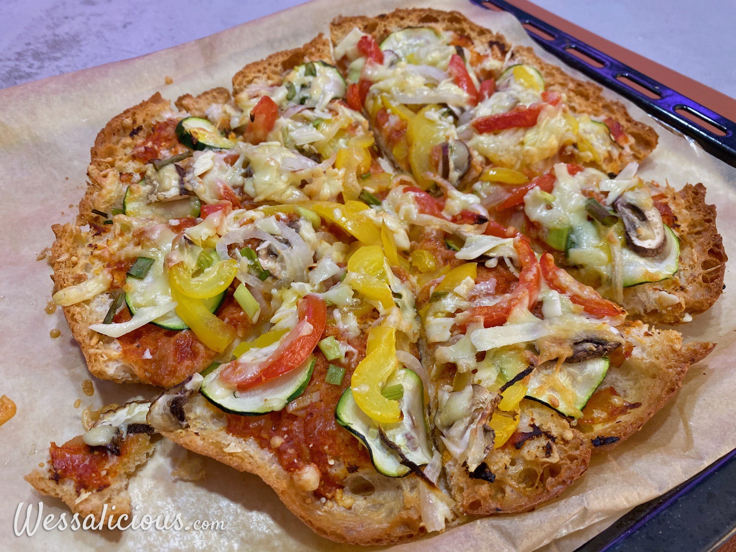 zonnebloem gekruld maart Pizza van turks brood met mozzarella salade - Wessalicious